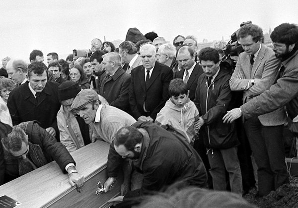 IRA funeral, Milltown Cemetery, The Troubles, Belfast, Northern Ireland, 1988