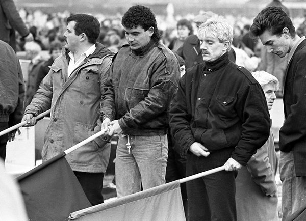 IRA funeral, Milltown Cemetery, The Troubles, Belfast, Northern Ireland, 1988