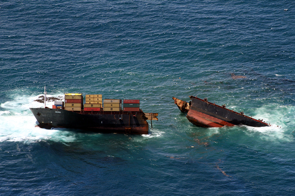 Rena Sinking on Astrolabe Reef, Rena Disaster, Oil Spill, Tauranga, New Zealand