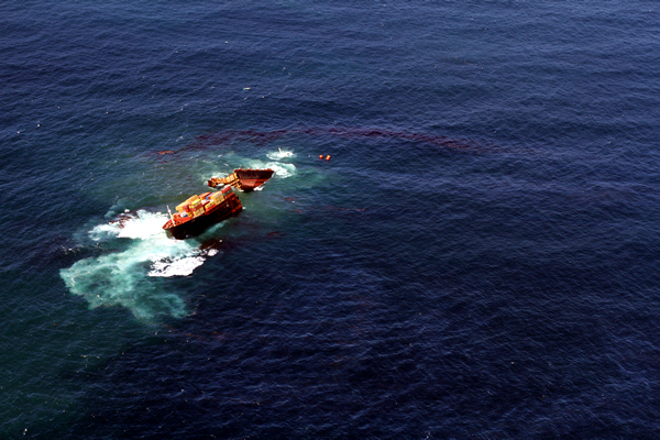 Rena Sinking on Astrolabe Reef, Rena Disaster, Oil Spill, Tauranga, New Zealand
